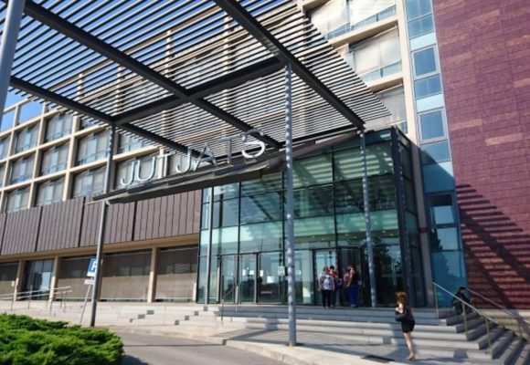 Sis mesos de presó per exercir de podòloga a Terrassa sense titulació